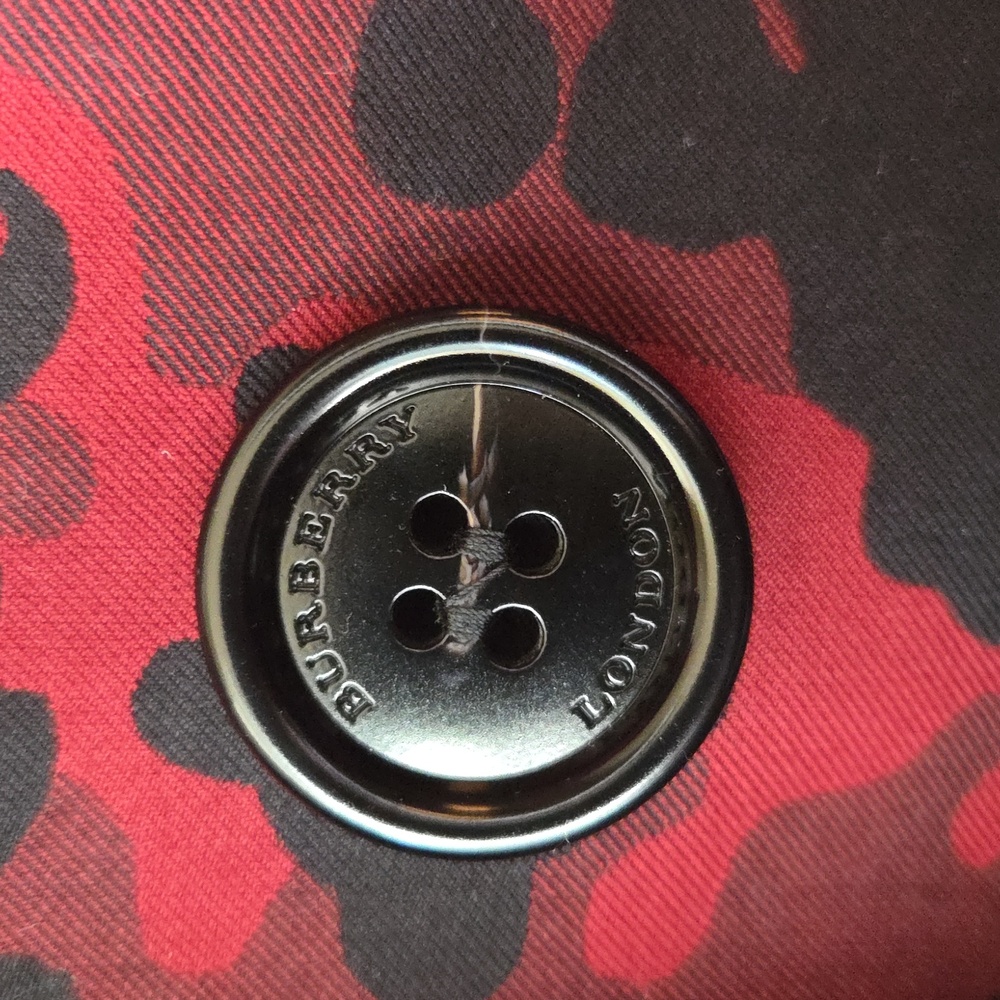 Burberry Red and Black Camo Trench Coat Limited Edition - Picture 5 of 15